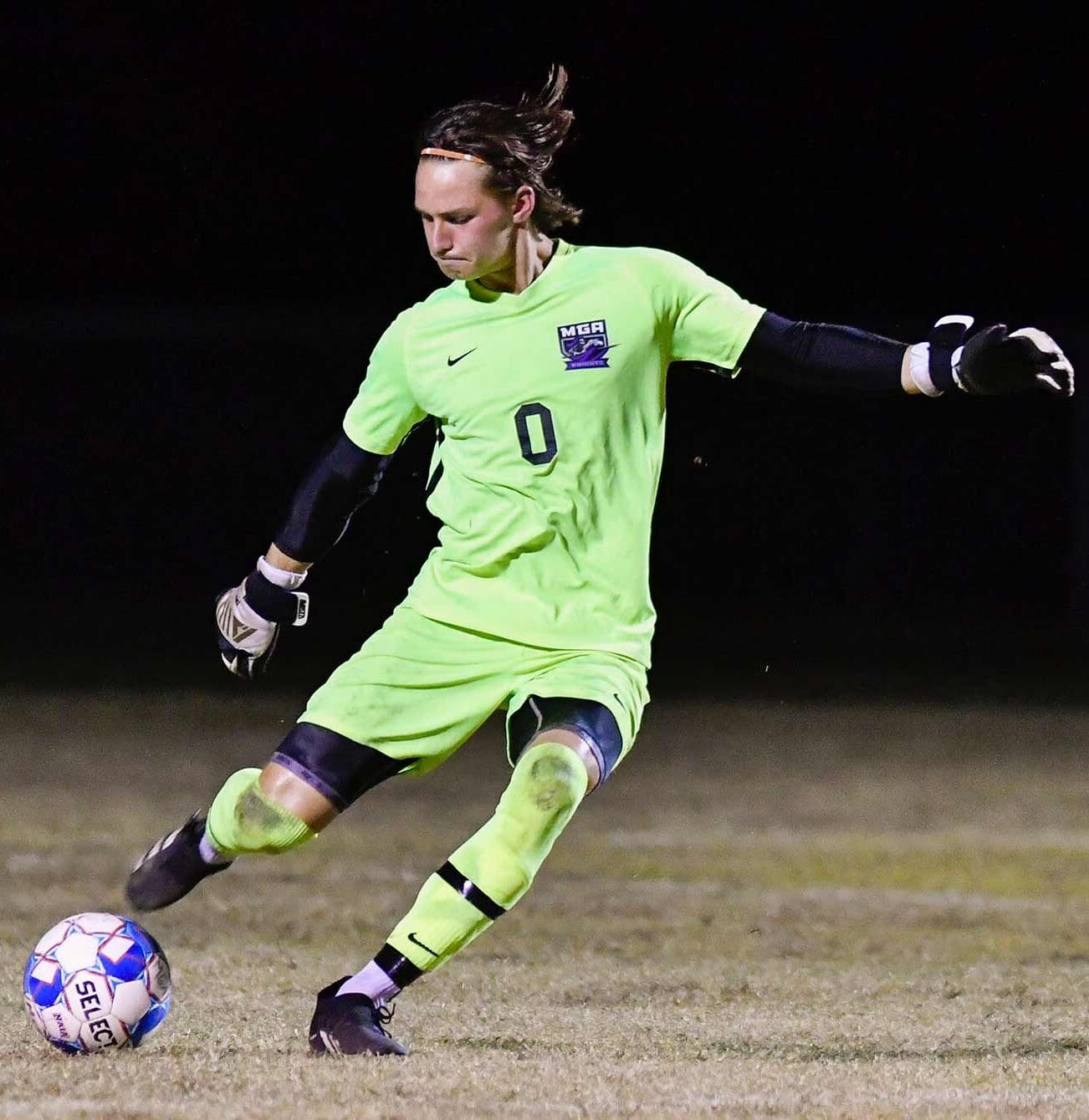 Zet de volgende stap als keeper in Amerika, net als Joshua Kaandorp Keeper Joshua Kaandorp, een Made Scholarships speler, neemt een doeltrap tijdens een college soccer wedstrijd met Middle Georgia State University in de VS.