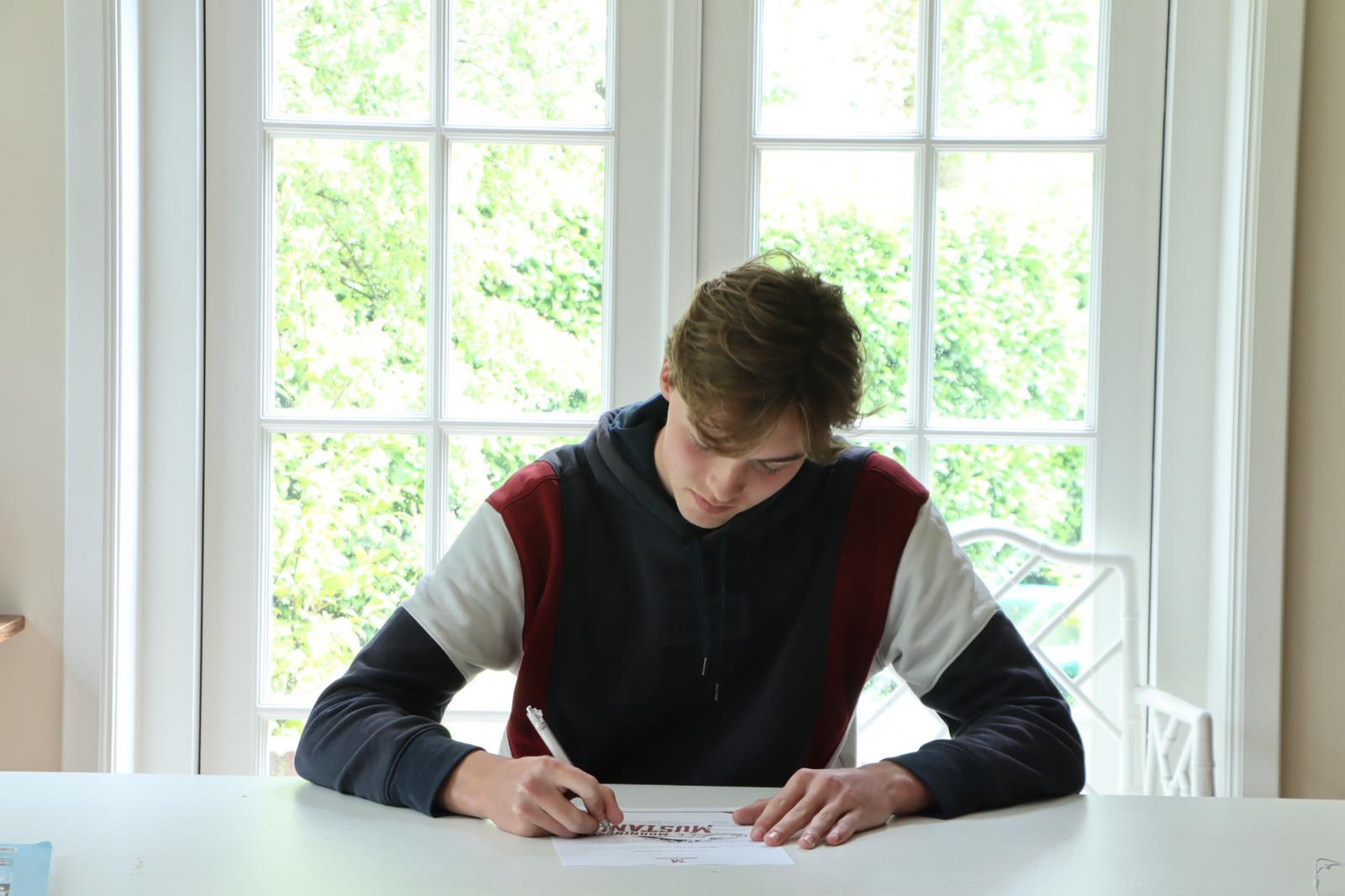 tekenen van scholarship contract sportbeurs