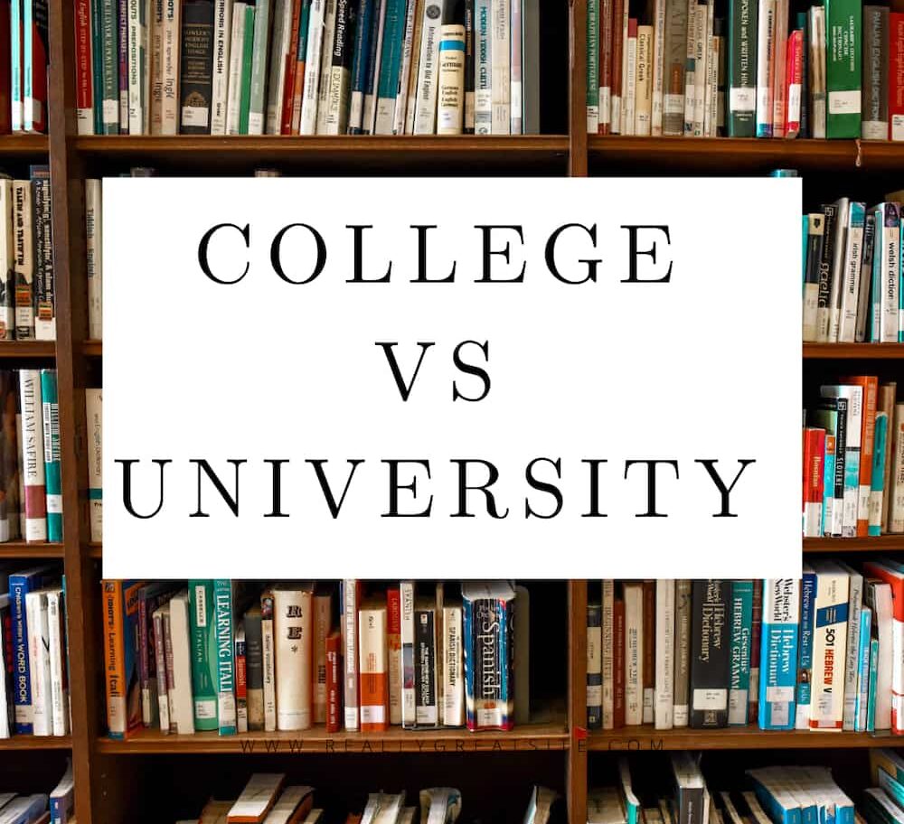 College vs University – Wat is het verschil? Boekenkast met tekst “College vs University” – uitleg over het verschil tussen college en university in de Verenigde Staten.