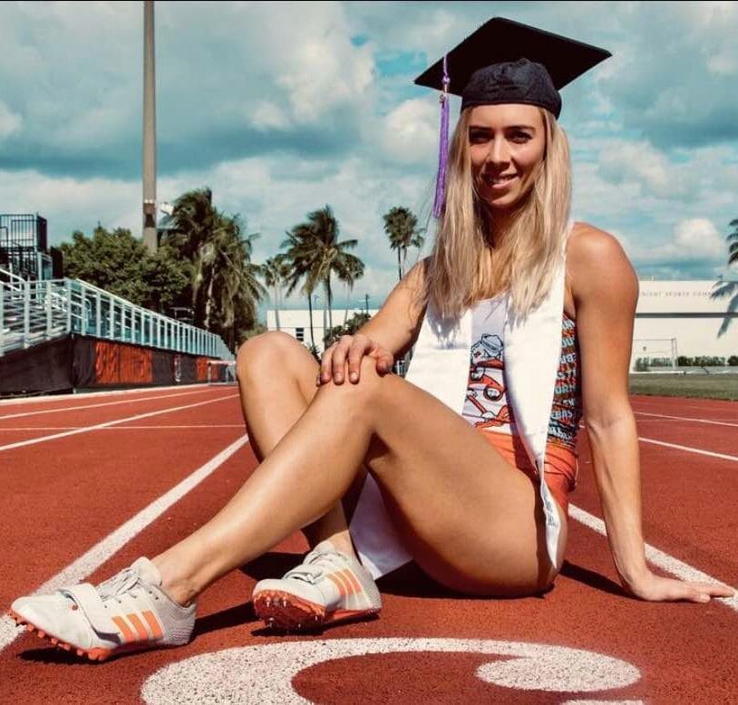 De ultieme beloning: atleet én afgestudeerd Made Scholarships ambassadrice Anna Sjoukje Runia met afstudeerhoed op de atletiekbaan, het symbool van succesvol sporten en studeren in Amerika.