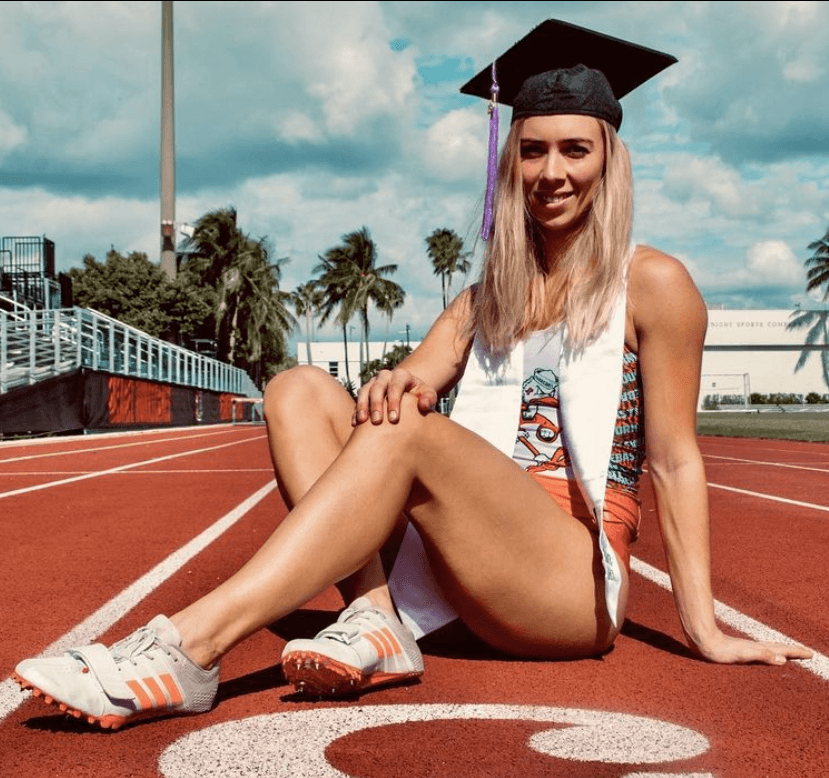 Meer dan een atleet: afgestudeerd Made Scholarships ambassador Anna Sjoukje Runia with her graduation cap on the athletic track, a symbol of successfully combining sports and studies in America.