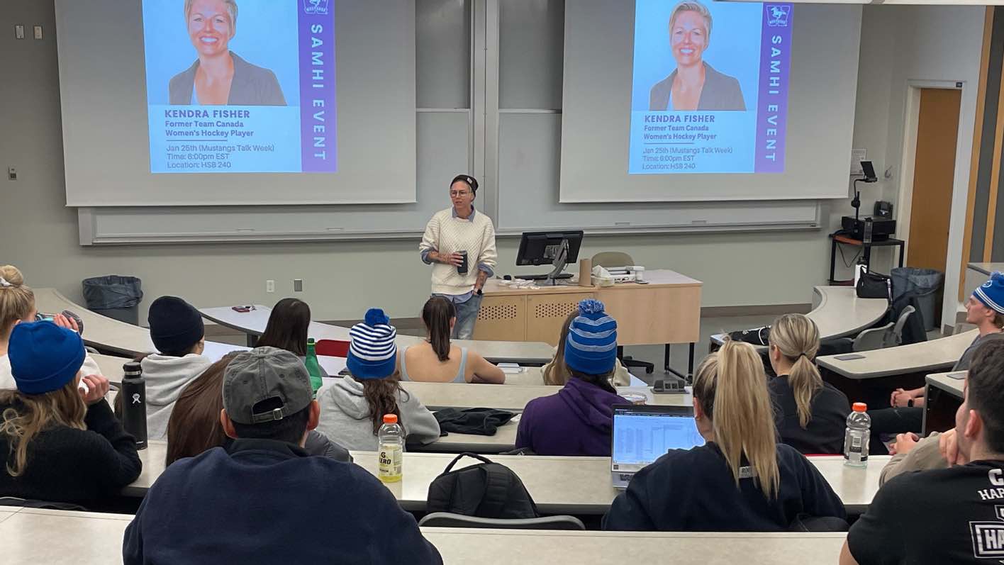 Volle collegezaal (lecture hall) op een universiteit in Amerika met actieve student-athletes.
