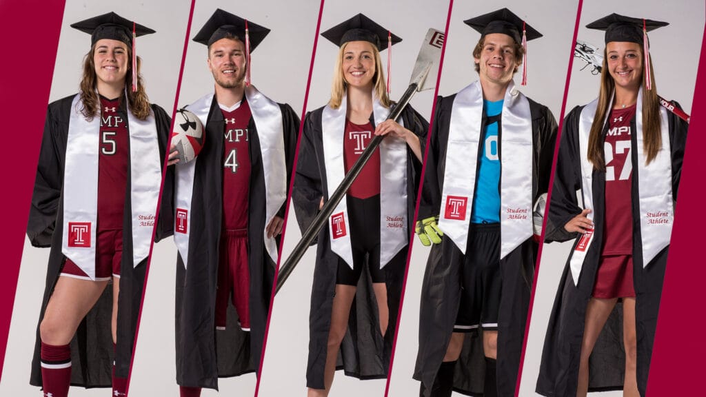 Groep student-athletes viert hun afstuderen in toga en met sportattributen, als symbool voor de succesvolle combinatie van studie en sport in Amerika.