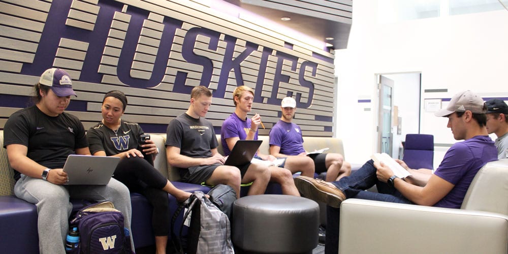 Student-Athletes_Ackerley De balans tussen sport en studie: een student-athlete die gefocust is op haar academische verplichtingen.