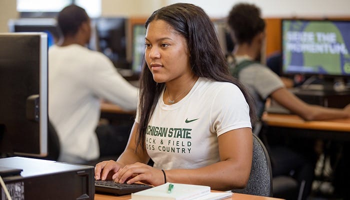 De balans tussen sport en studie: een student-athlete die gefocust is op haar academische verplichtingen.