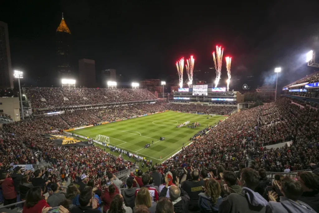 NCAA Division 1 wedstrijd in een overvol Amerikaans stadion met vuurwerk