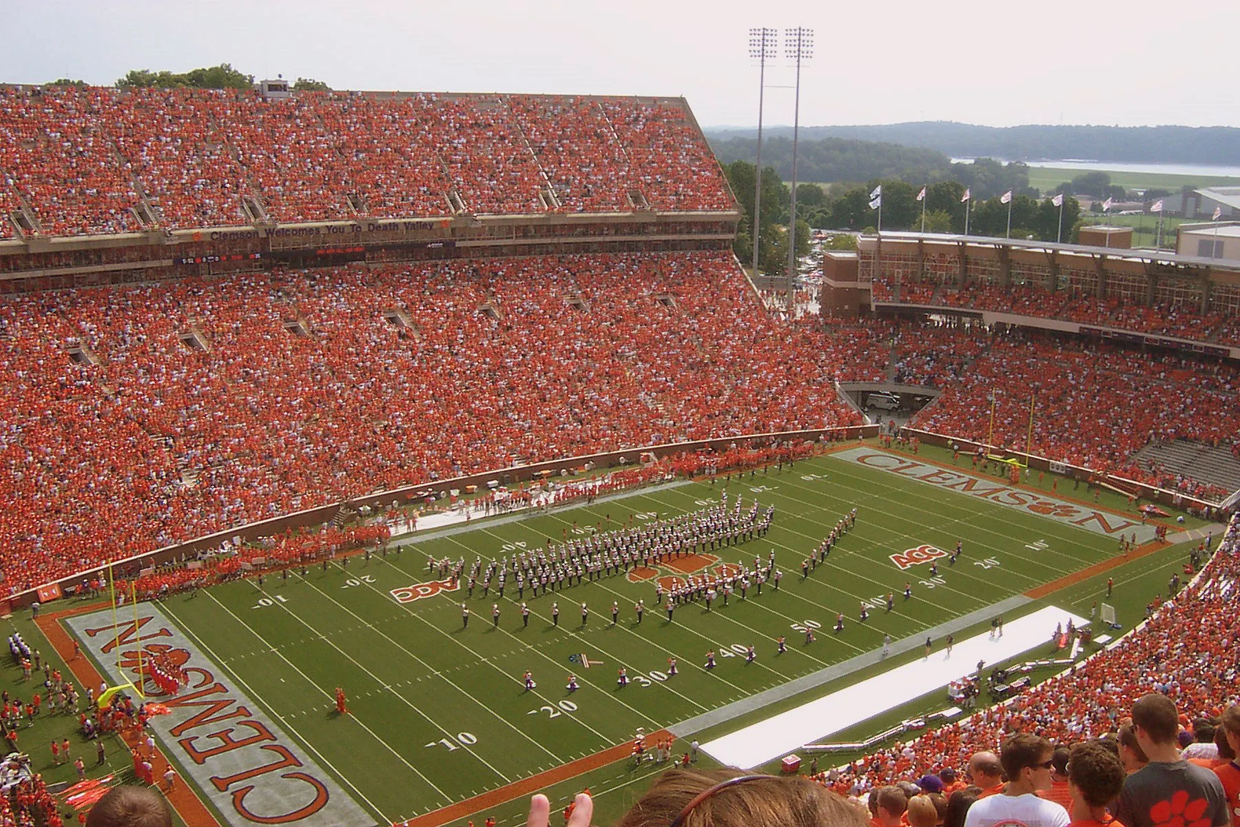 Vol stadion bij een college football-wedstrijd in het Memorial Stadium van Clemson University, dat de unieke sfeer van Amerikaanse college sport laat zien.