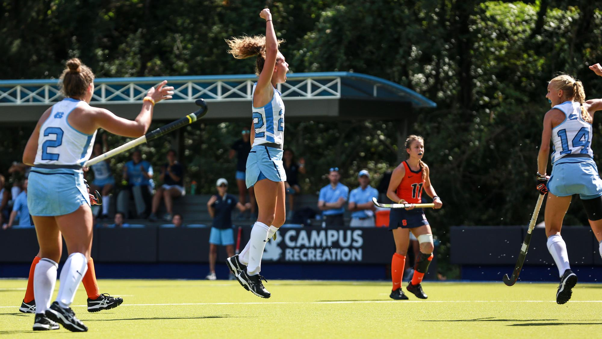 eva-van-t-hoog-unc-hockey-goal-celebration De Nederlandse hockeyster Eva van 't Hoog viert uitbundig een doelpunt voor haar team, de University of North Carolina (UNC), tijdens een NCAA-wedstrijd.
