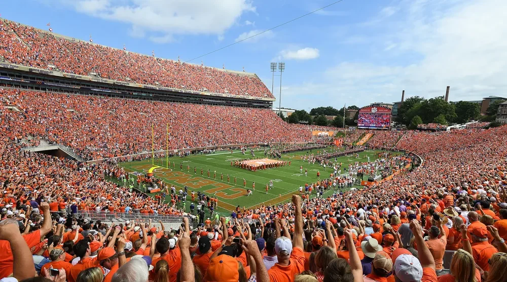 Clemson University Memorial Stadium – De sfeer van college sport in Amerika Vol stadion bij een college football-wedstrijd in het Memorial Stadium van Clemson University, dat de unieke sfeer van Amerikaanse college sport laat zien.