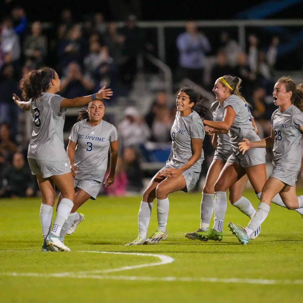 Made Scholarships speelster Suus de Bakker viert een doelpunt met haar UC Irvine team tijdens een college soccer wedstrijd in Amerika.