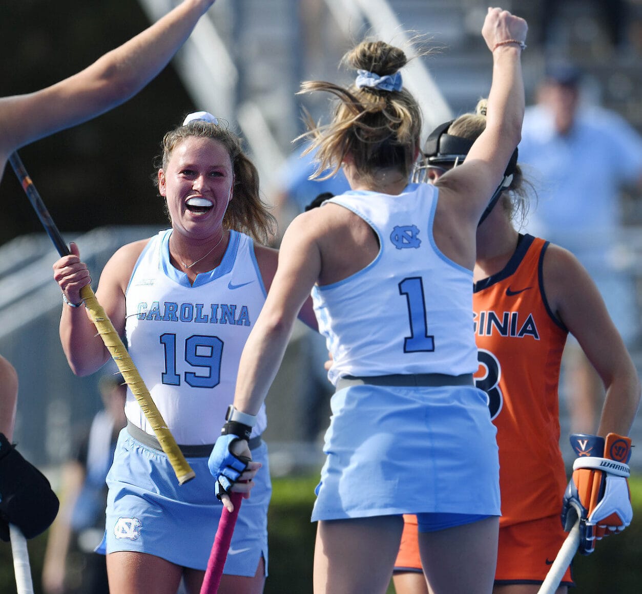 MADE Scholarships atlete Lisa Slinkert viert haar doelpunt voor haar team, topuniversiteit UNC Chapel Hill, tijdens een NCAA field hockey wedstrijd.