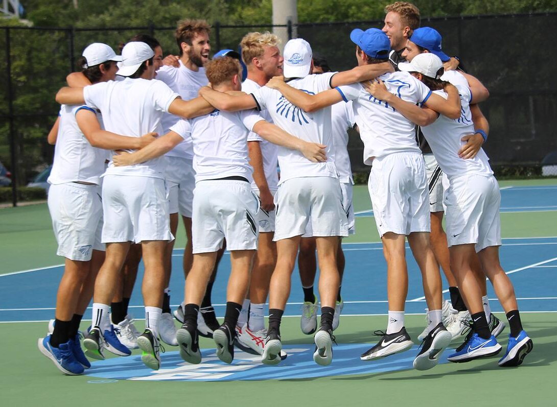 Samen successen vieren in Amerika Het tennisteam van Embry-Riddle University viert een overwinning; een geweldig voorbeeld van de teamspirit bij sporten en studeren in Amerika.