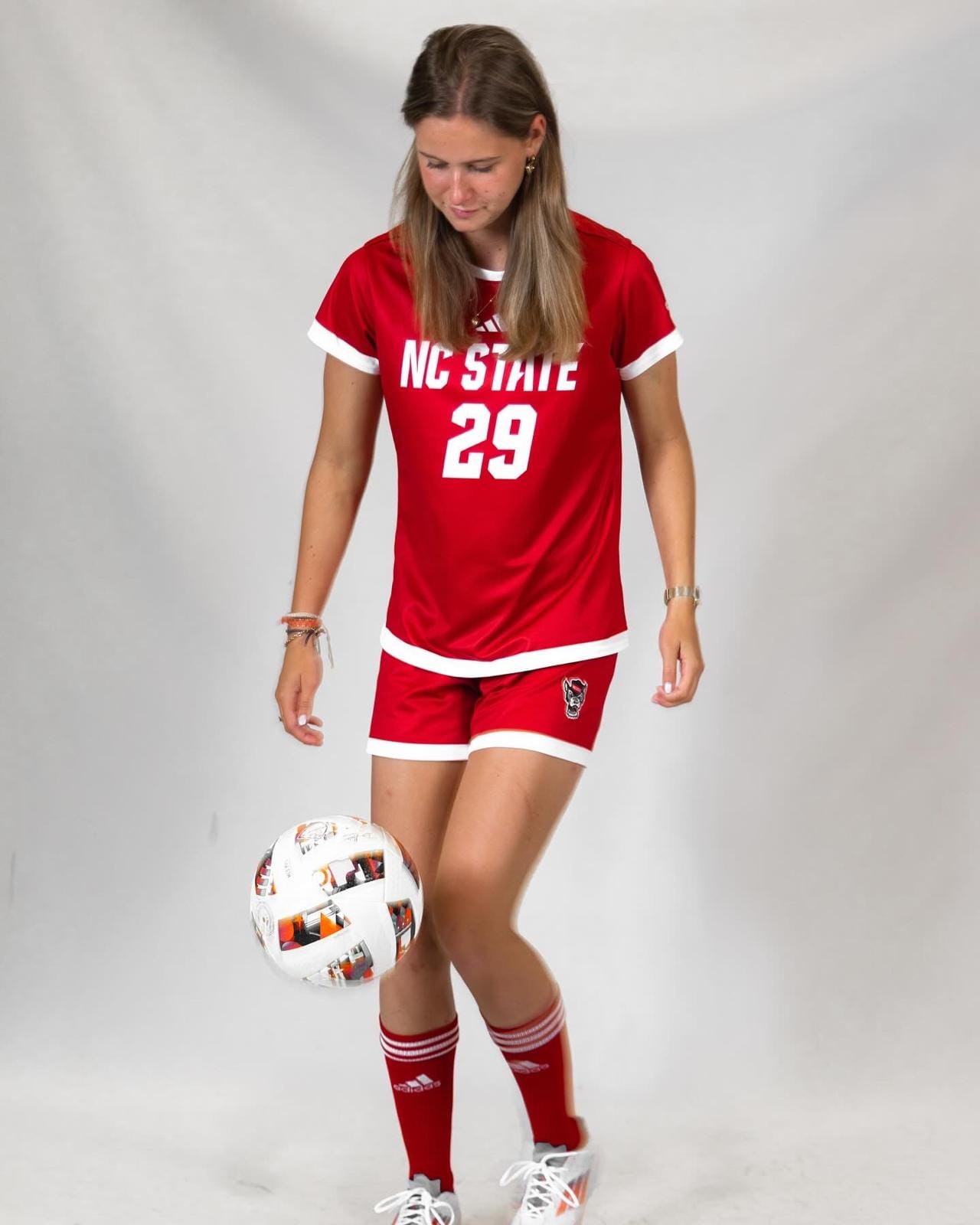 Word officieel student-athlete in Amerika, net als Fien Made Scholarships atlete Fien Leijdekker poseert met een bal tijdens de media day van haar team, North Carolina State University.