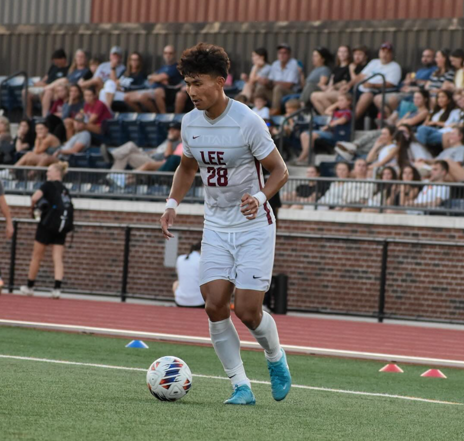 Ontwikkel je techniek op het hoogste niveau in de VS Made Scholarships atleet Nick Lu in een technische actie aan de bal voor zijn team, Lee University, tijdens een college soccer wedstrijd in Amerika.
