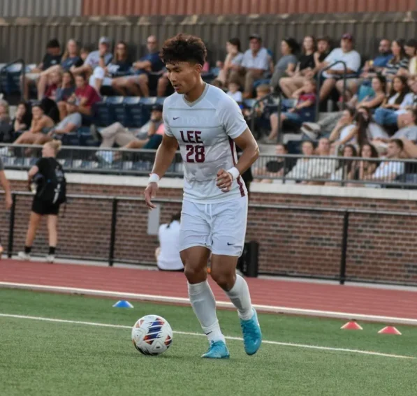 Made Scholarships atleet Nick Lu tijdens een intensieve training op de velden van Lee University in Amerika.