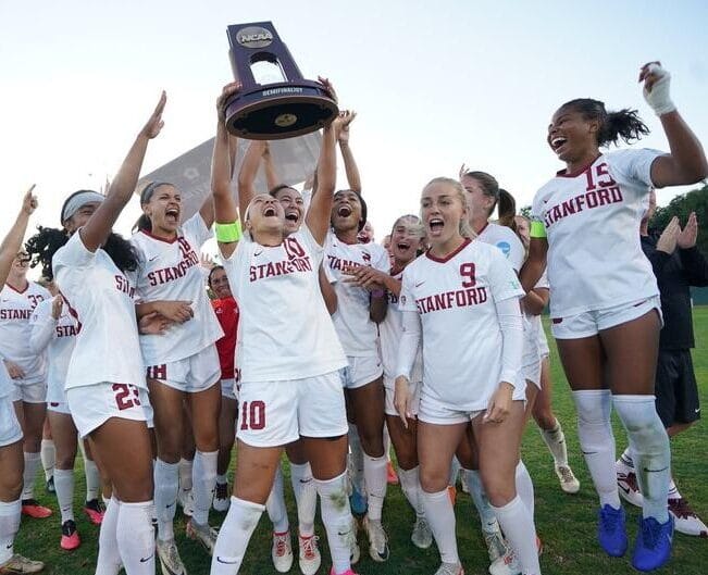 De ultieme droom: Nationaal Kampioen worden in de VS Het Stanford vrouwenvoetbalteam viert het winnen van het NCAA nationaal kampioenschap, de ultieme droom voor student-athletes in Amerika.