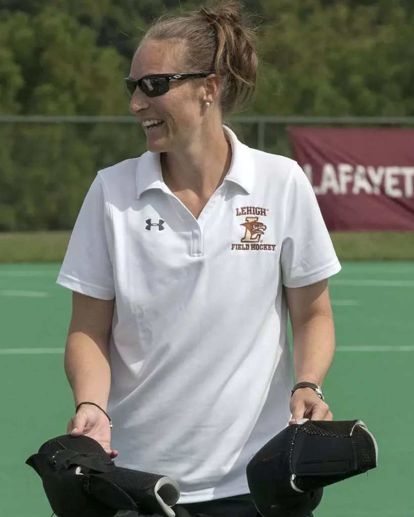 Caitlynn Dalmeyer lehigh-university-field-hockey-coach Hoofdcoach Caitlynn Dalmeyer van Lehigh University geeft instructies aan haar team tijdens een NCAA field hockey training.
