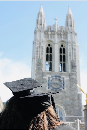 afstuderen-boston-college-diploma Een afstudeerhoed (graduation hat)tijdens graduation op de campus van Boston College, symbool voor het behalen van een Amerikaans diploma.