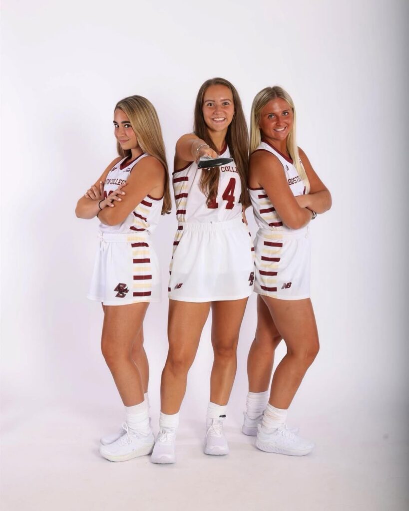 juliette Hockeyster Juliette Hijdra van Boston College (midden) poseert lachend met twee teamgenoten tijdens media day voor het NCAA-seizoen.