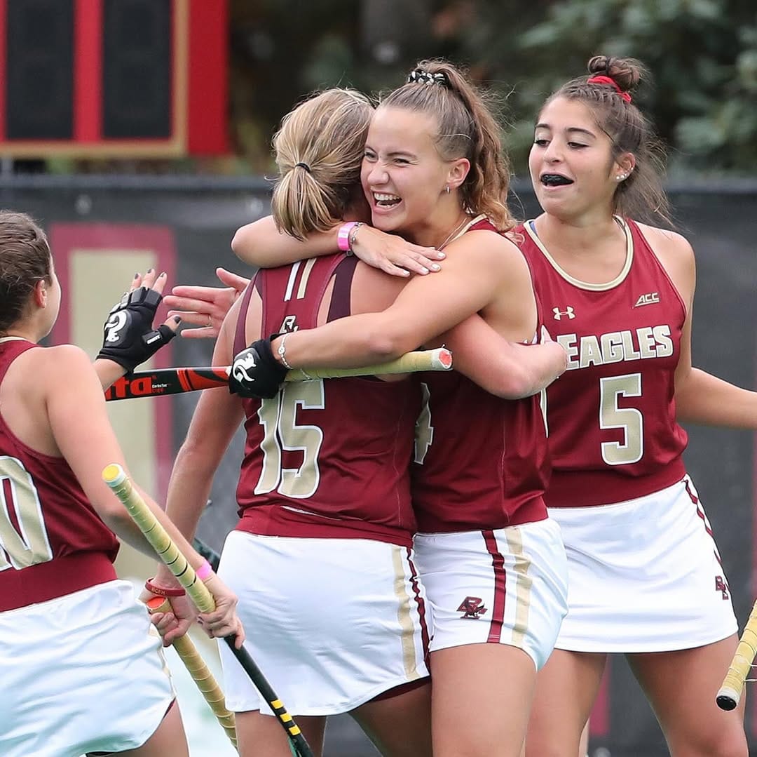 Onze hockey ambassadrice Juliette Hijdra juicht na het scoren van een doelpunt voor haar team, Boston College, in Amerika.