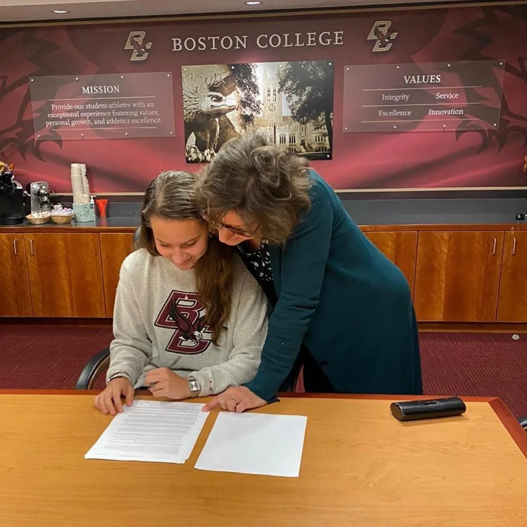 Het officiële tekenmoment: Made Scholarships atlete Juliette Hijdra tekent haar contract (NLI) voor Boston College.