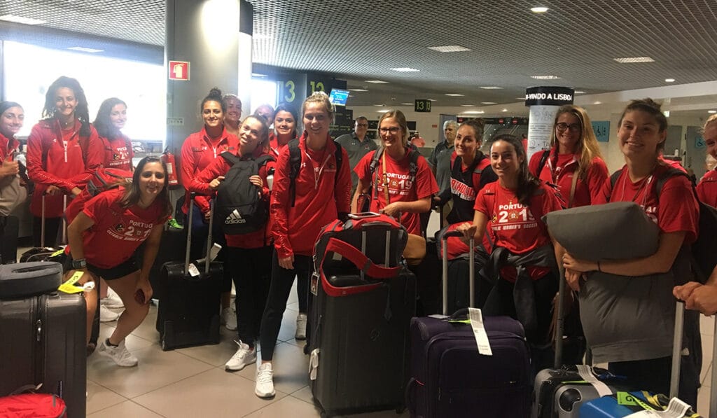 Een Amerikaans college voetbalteam op het vliegveld, op reis naar een uitwedstrijd; een unieke ervaring voor student-athletes met een sportbeurs.