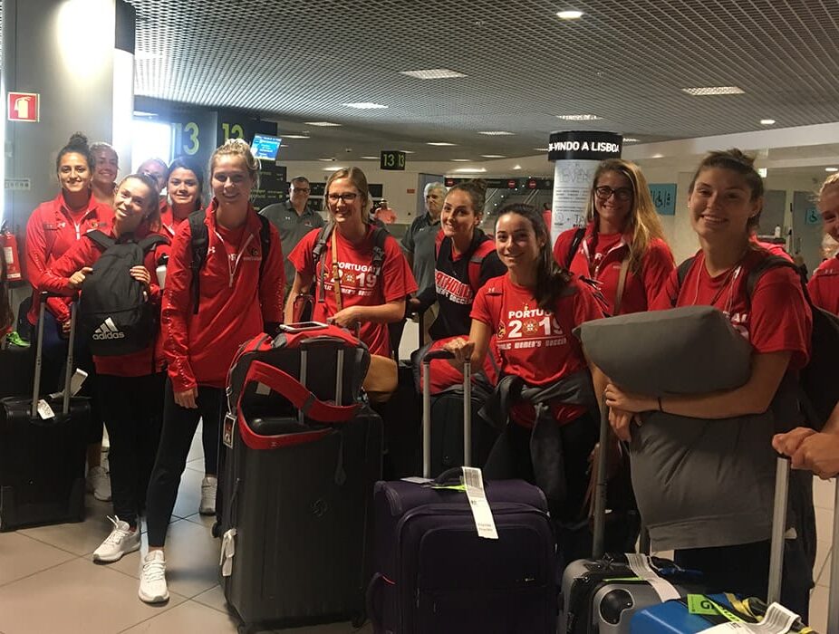 Een Amerikaans college voetbalteam op het vliegveld, op reis naar een uitwedstrijd; een unieke ervaring voor student-athletes met een sportbeurs.