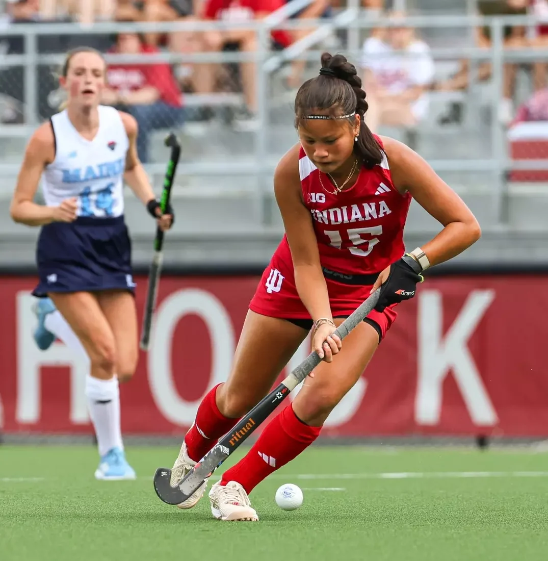 Made Scholarships atlete Yip van Wonderen in een dribbelactie voor haar team, Indiana University, in een competitieve college field hockey wedstrijd.