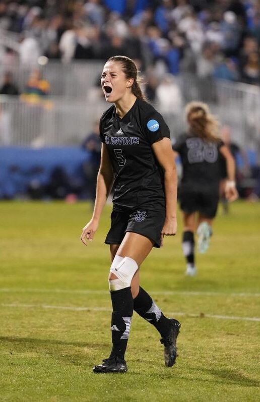 suus-de-bakker-uc-irvine-soccer-passion De Nederlandse voetbalster Suus de Bakker van UC Irvine schreeuwt het uit van passie op het veld tijdens een NCAA college soccer wedstrijd.