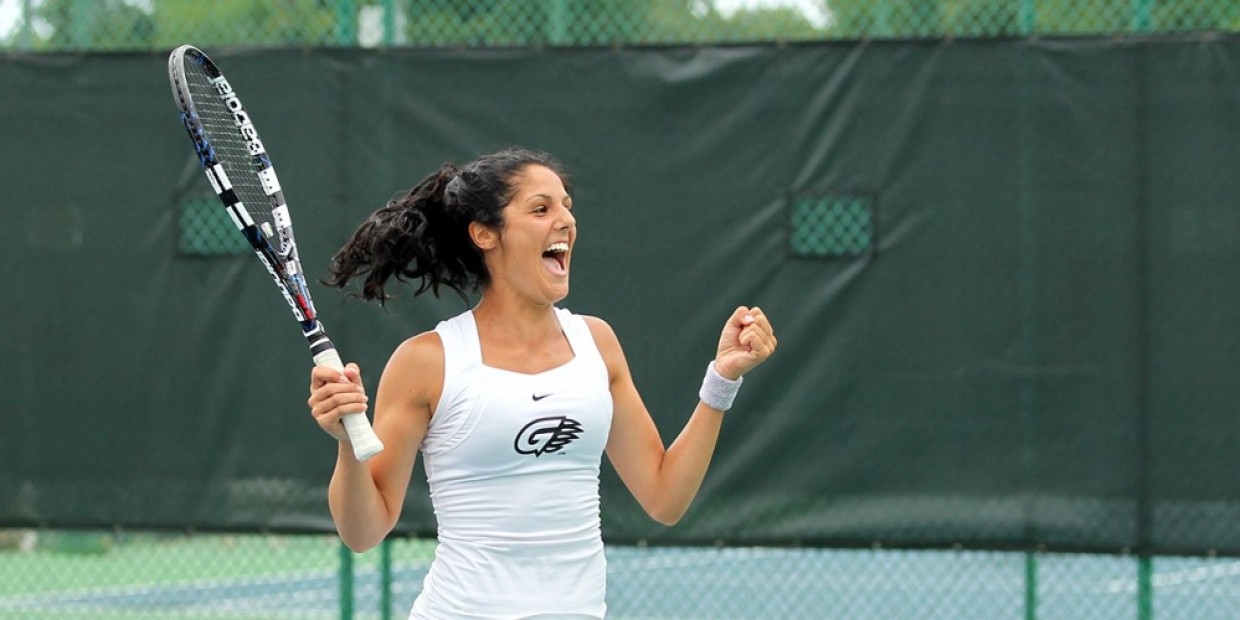 Made Scholarships' meest succesvolle speelster Valeria Podda viert een overwinning voor het dominante NAIA-team van Georgia Gwinnett College.