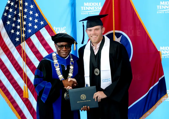 Graduation_Photo Een afstudeerhoed (graduation hat)tijdens graduation op de campus van Boston College, symbool voor het behalen van een Amerikaans diploma.