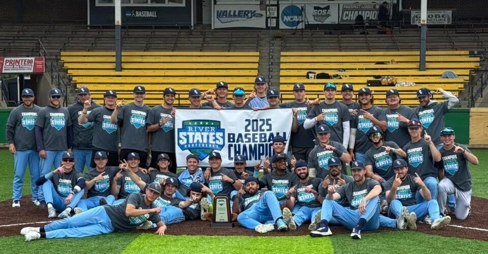 Honkbal team Het winnende vrouwen college golfteam poseert trots met de NCAA National Championship trofee op de green.