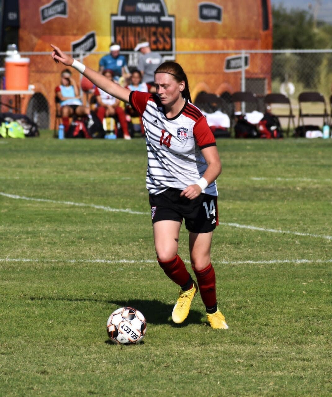 Megan cochise Made Scholarships atleet en nationaal kampioen Berry Jole tijdens een golfslag voor zijn team, Barry University in Amerika.