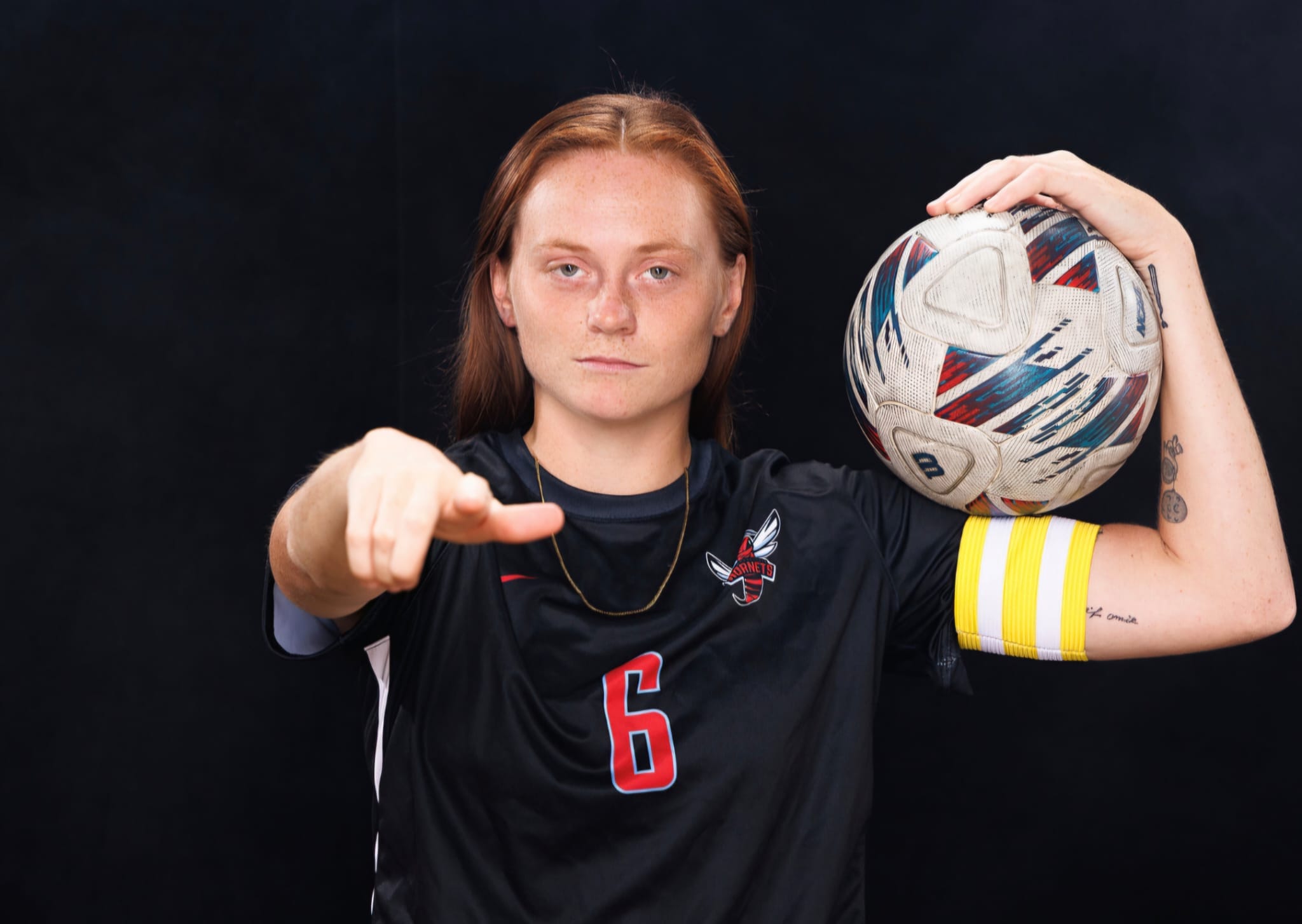 Megan Castricum – Delaware State University Hornets Soccer Team Megan Castricum, voetbalster bij Delaware State University, poseert in haar teamshirt met een bal op haar schouder