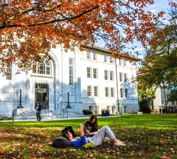 Volle collegezaal (lecture hall) op een universiteit in Amerika met actieve student-athletes.
