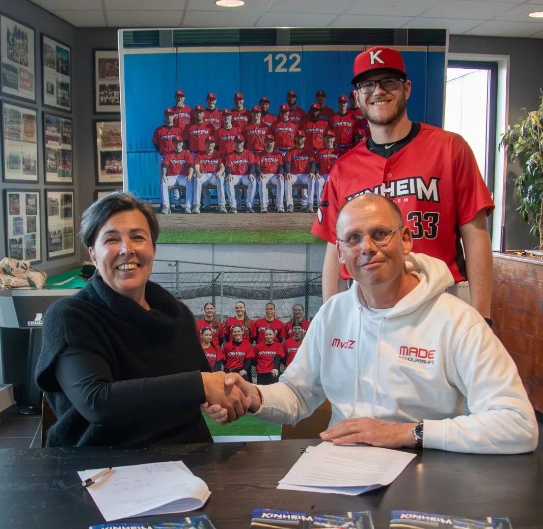 Ondertekening van de samenwerking tussen Made Scholarships en Kinheim Haarlem met handdruk tussen beide partijen