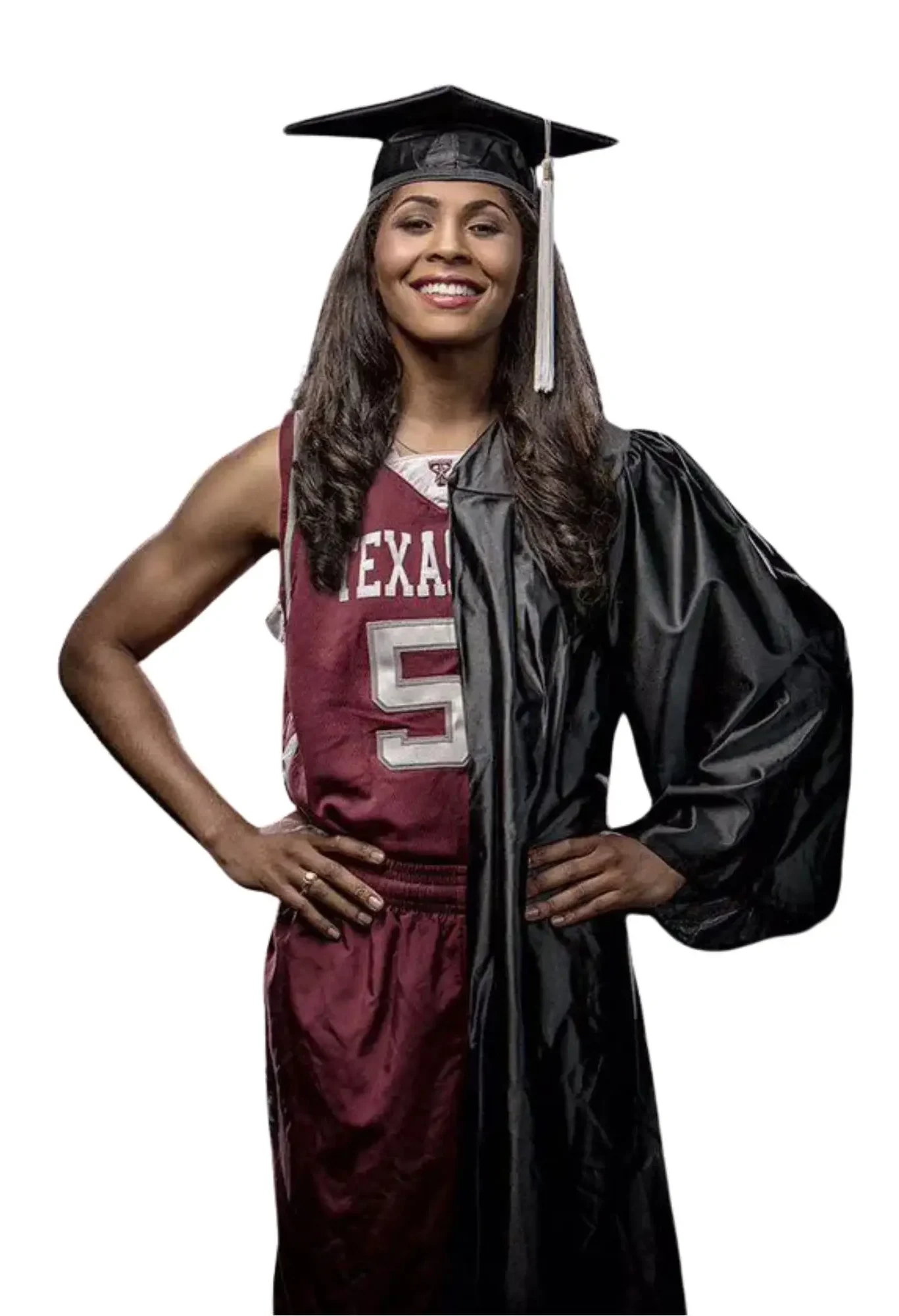 basketbal graduation Een vrouwelijke college basketballer in Amerika, afgebeeld in een gesplitste outfit van haar Texas basketbaltenue en een traditionele academische afstudeergala met een 'cap and gown'.