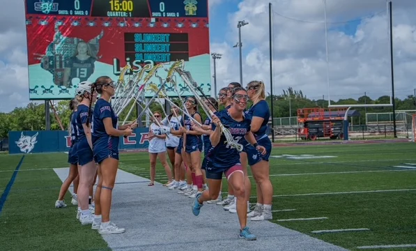 Lisa STU introduction Lisa Slinkert rent het veld op tijdens haar introductie bij het lacrosseteam van St. Thomas University in Miami met haar naam op het grote scorebord.