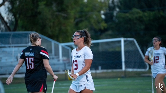 Lisa STU Lisa Slinkert viert een doelpunt samen met haar teamgenoten van het St. thomas University lacrosseteam in Miami.
