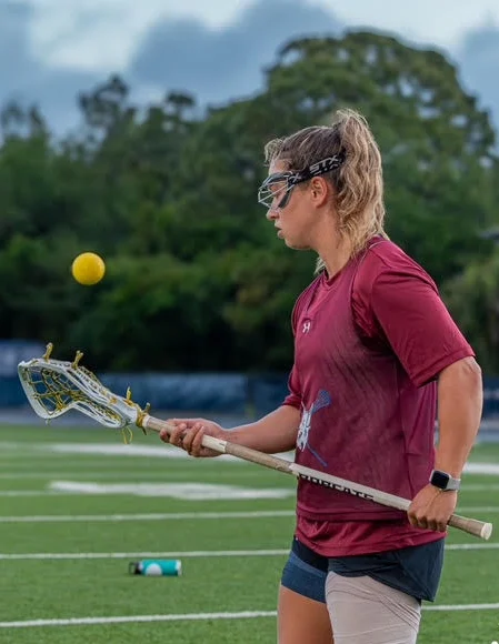Lisa Slinkert tijdens een training | College Lacrosse in Amerika Lisa Slinkert traint met een lacrossestick op het veld van St. Thomas University in Miami, Florida.