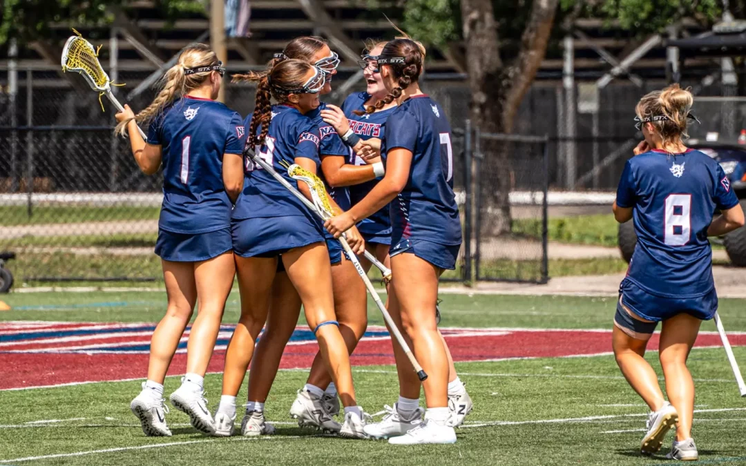 Lisa Slinkert viert een doelpunt samen met haar teamgenoten van het St. thomas University lacrosseteam in Miami.
