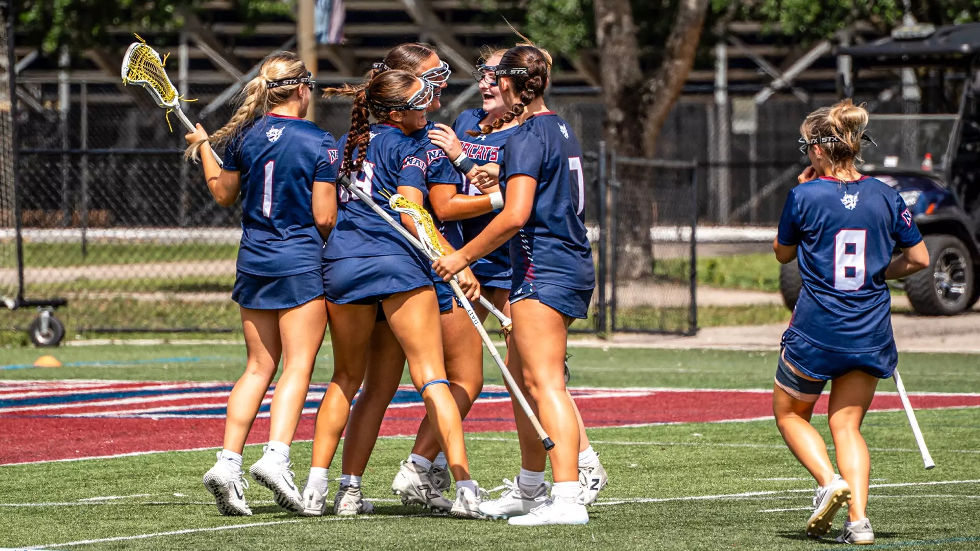 lisa-slinkert-lacrosse-team-miami Lisa Slinkert viert een doelpunt samen met haar teamgenoten van het St. thomas University lacrosseteam in Miami.