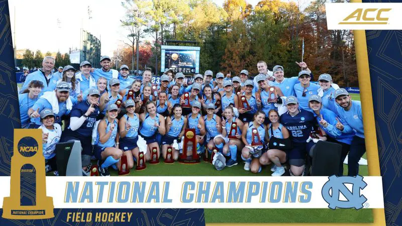lisa-slinkert-unc-field-hockey-national-champions Groepsfoto van Lisa Slinkert en het UNC field hockey team die vieren dat ze NCAA Division 1 National Champions zijn geworden.