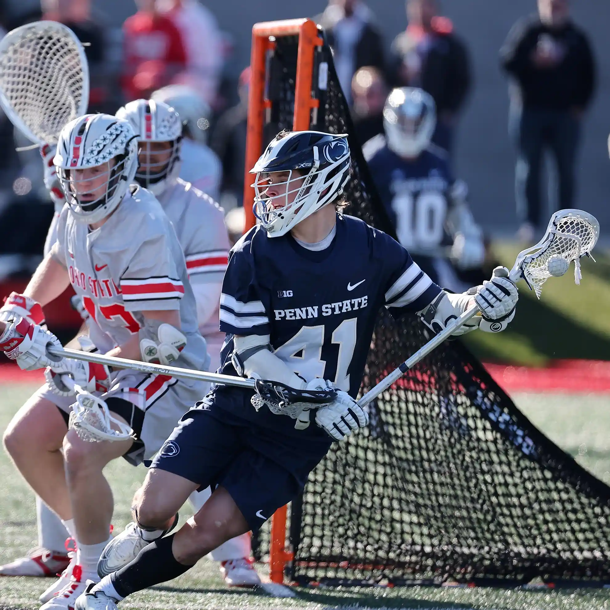College Lacrosse in Amerika | NCAA-wedstrijden & Scholarships Penn State en Ohio State student-athletes in actie tijdens een NCAA college lacrosse wedstrijd in Amerika.