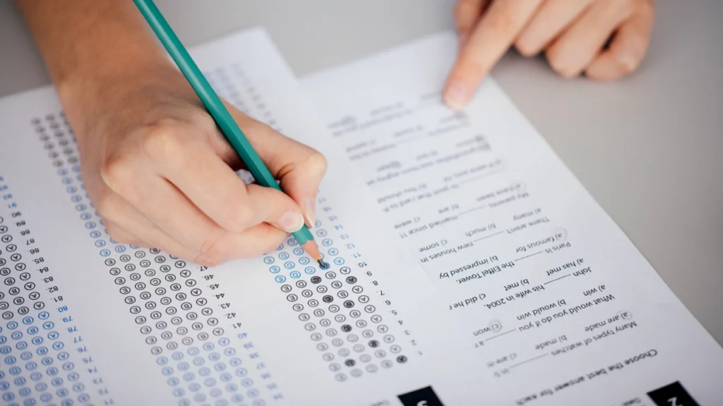 Student maakt een SAT-toets voor toelating tot een Amerikaanse universiteit