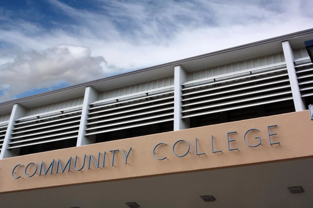 Gevel van een Amerikaans community college gebouw met opstaande letters onder een blauwe lucht