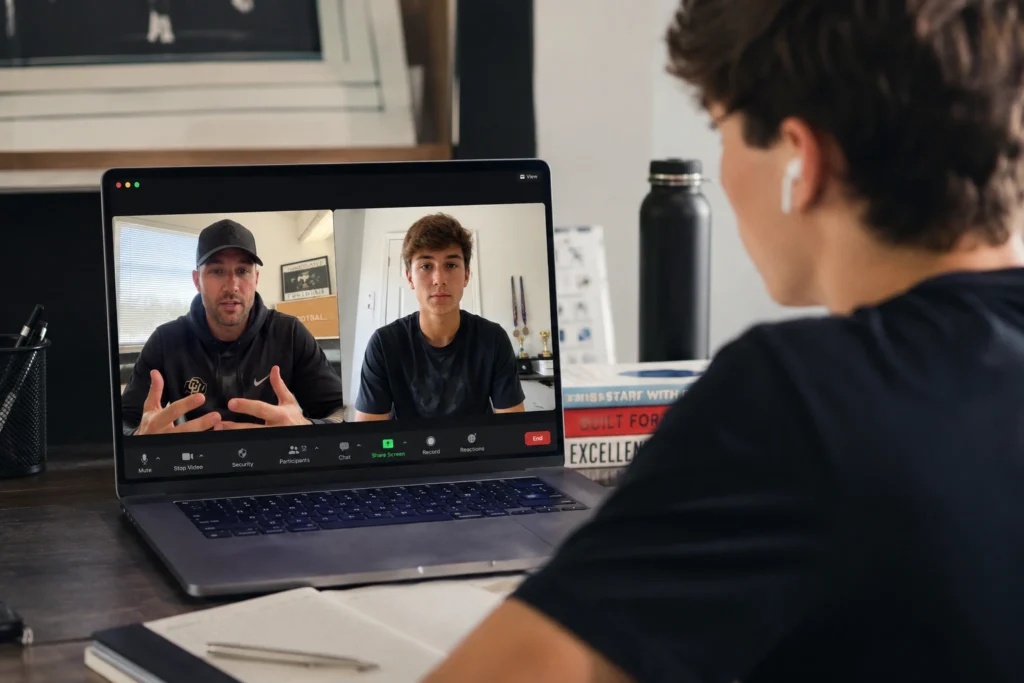 Student-athlete in gesprek met een Amerikaanse college coach via een video call