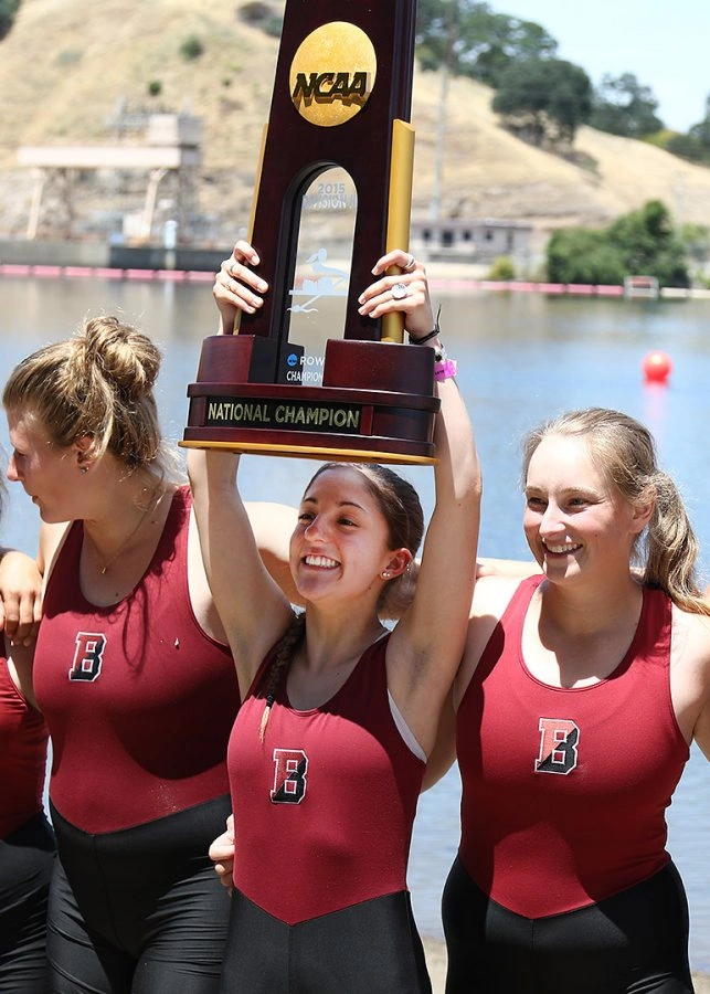 NCAA roeisters vieren nationaal kampioenschap NCAA roeisters vieren een nationaal kampioenschap met de kampioenschapstrofee.