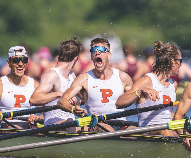 College roeien in Amerika College roeiers van Princeton in actie tijdens een roeiwedstrijd.