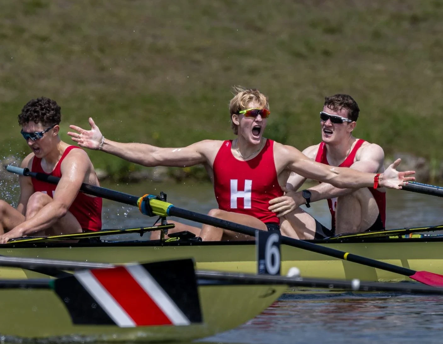 College roeiers in actie tijdens een wedstrijd Mannelijke college roeiers vsn Princeton in een roeiboot tijdens een wedstrijd.
